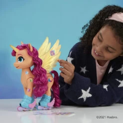 Hasbro My Little Pony: A New Generation Movie Sing 'N Skate Sunny Starscout -Hasbro Fun Toys F1786 3 98157.1685724958